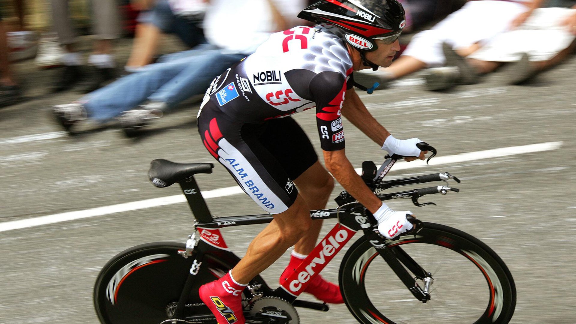 新西兰橄榄球赛事在全球范围内的转播权价值大增,新西兰橄榄球队徽